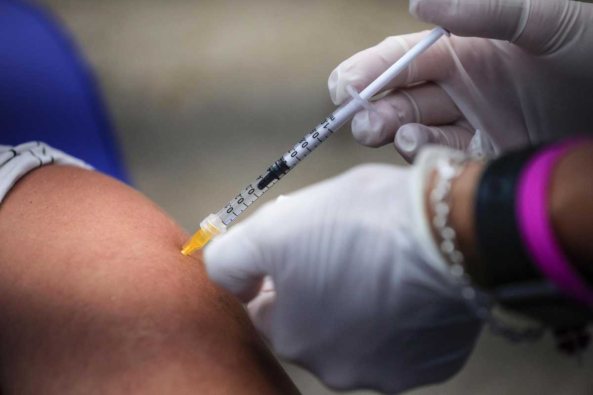 Parte la carica per la terza dose. Primo bersaglio: fragili e sanitari