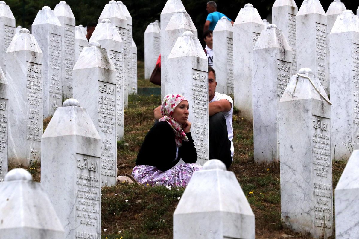 In Bosnia il ddl Zan sul genocidio. Vietato negarlo: i serbi insorgono
