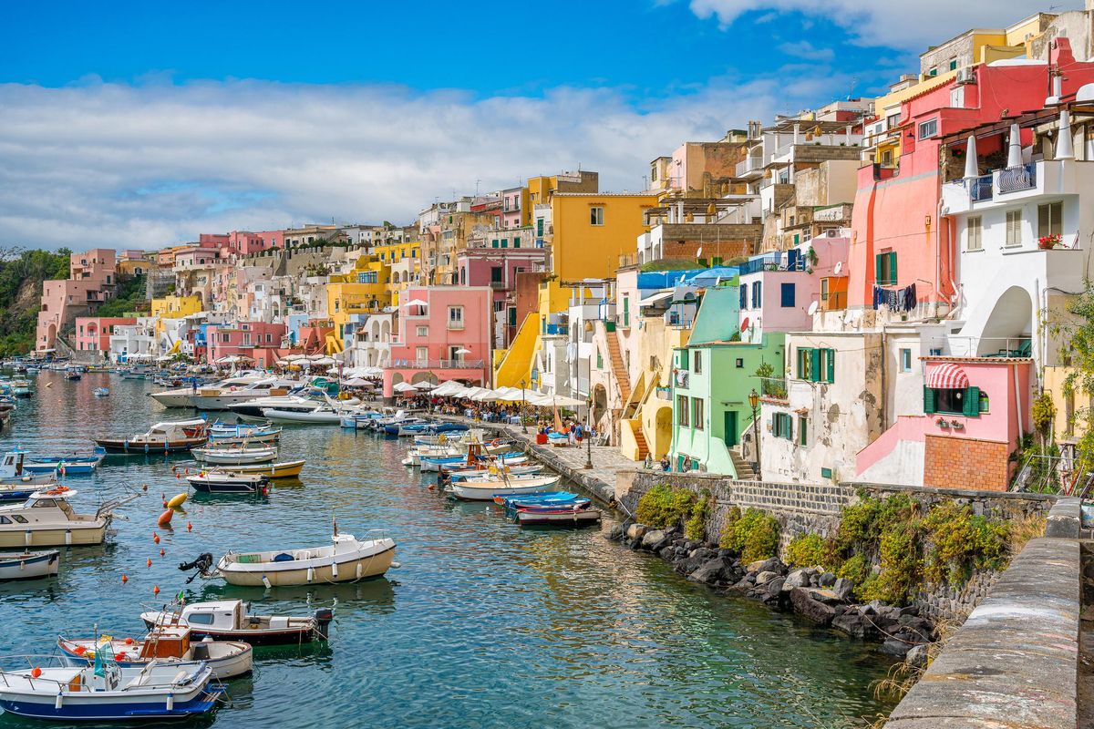 Procida, isola di letteratura e lingue dolci