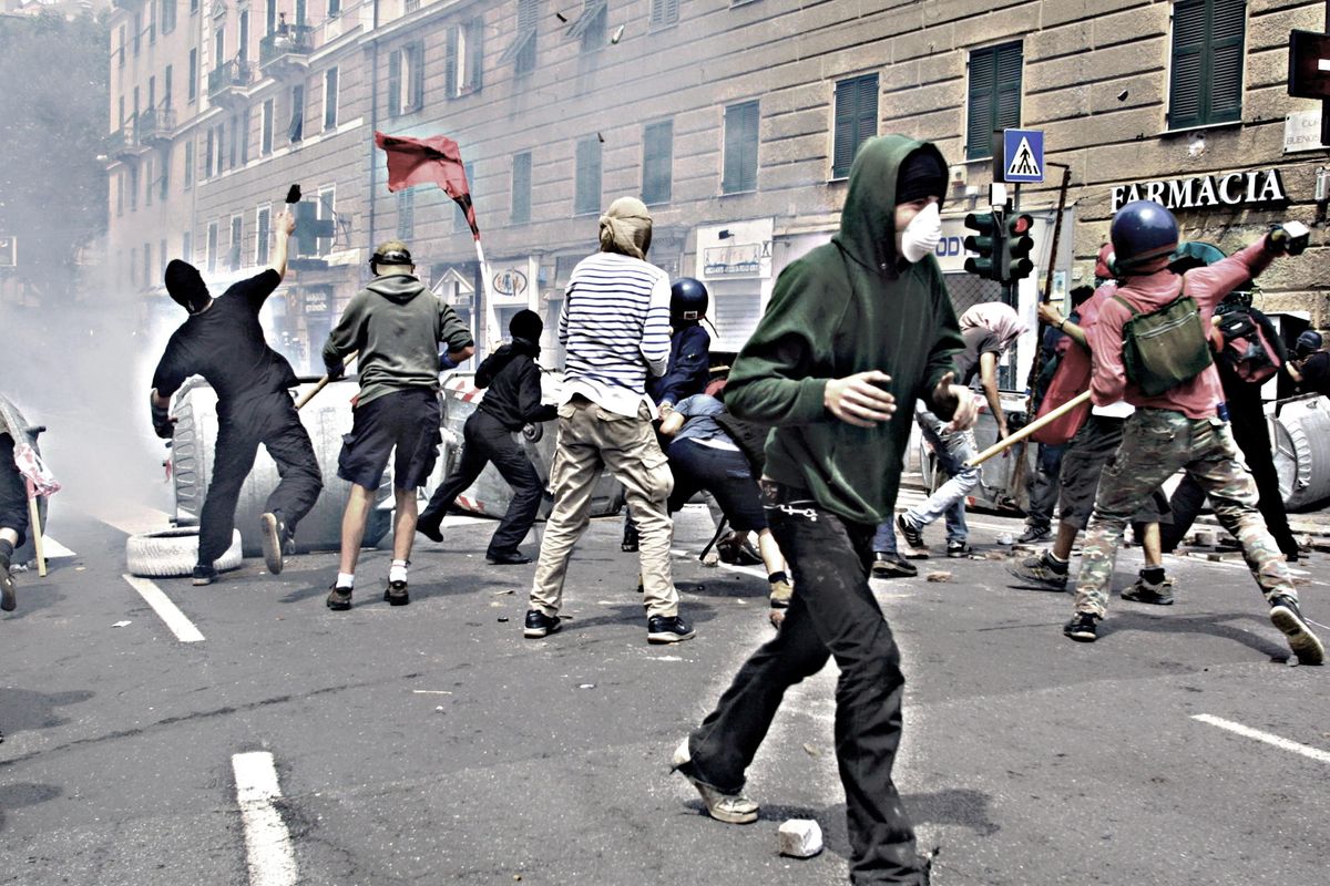 Vent’anni dopo lo sfascio di Genova certe celebrazioni fanno orrore