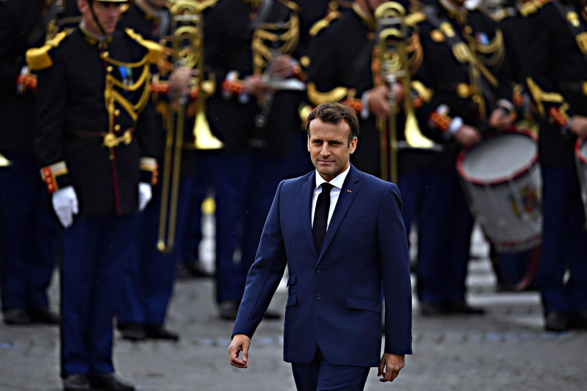 La piazza fa cambiare idea a Macron