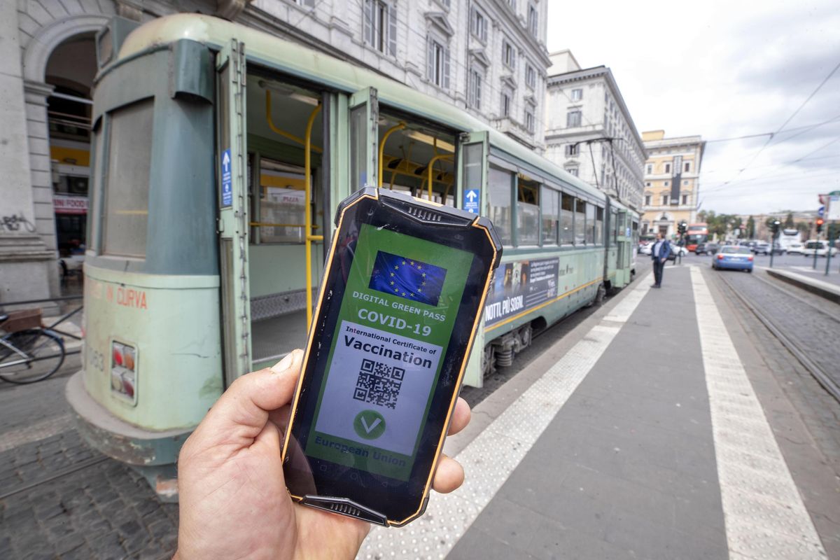 Metro, bus e navi: delirio trasporti. In gabbia prof e studenti universitari