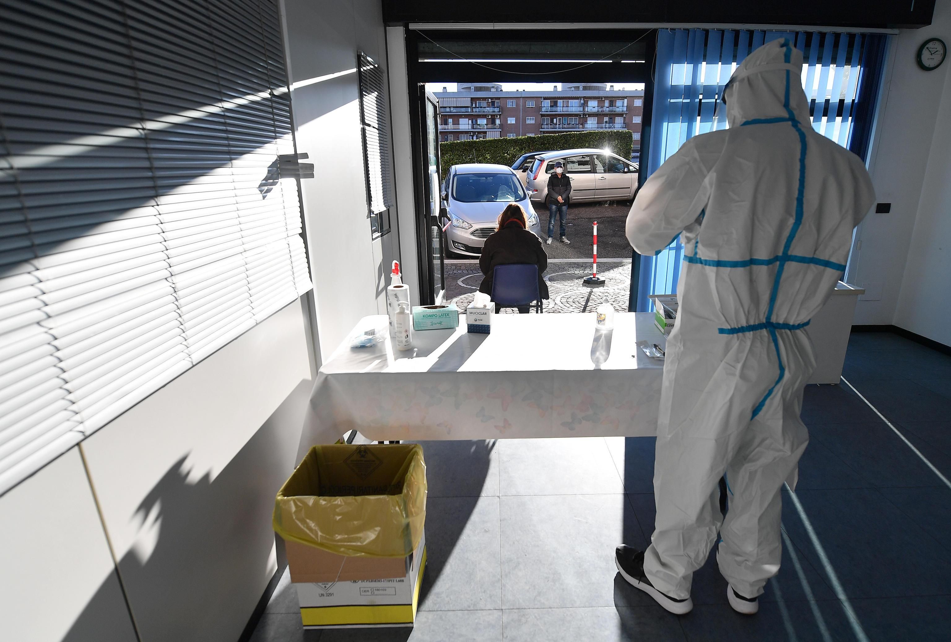 Vacanze con carta verde per i minorenni. E i tamponi rimangono a pagamento