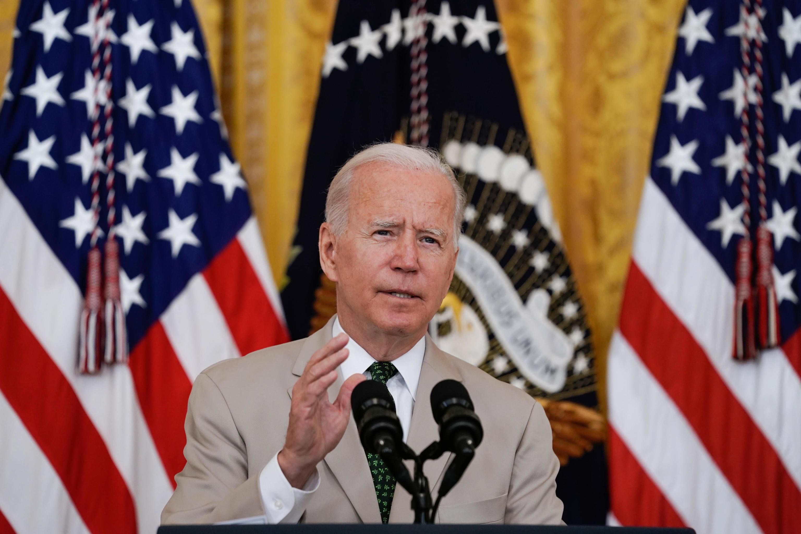 Rabbia degli Stati e migranti infetti. Biden sulla stretta si gioca il midterm