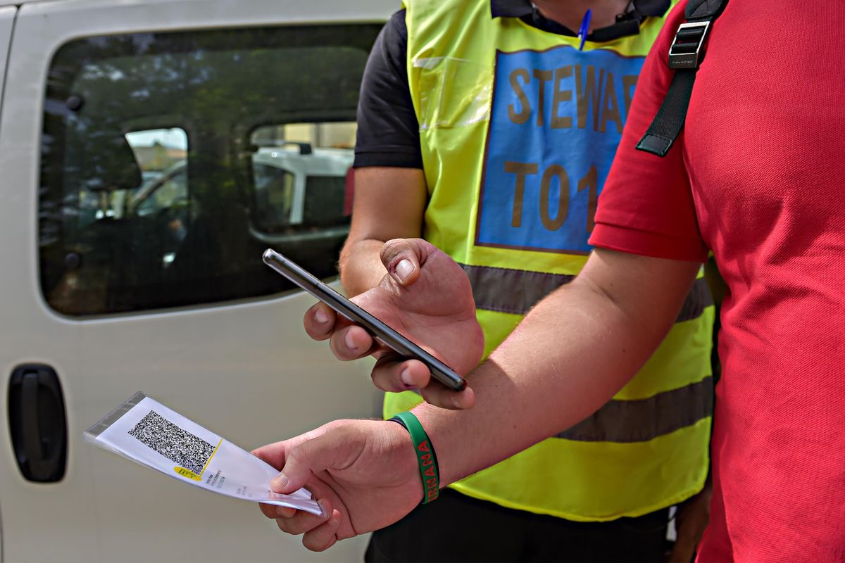 Sui vecchi dispositivi e su carta l’app non va. I gestori chiedono l’autocertificazione