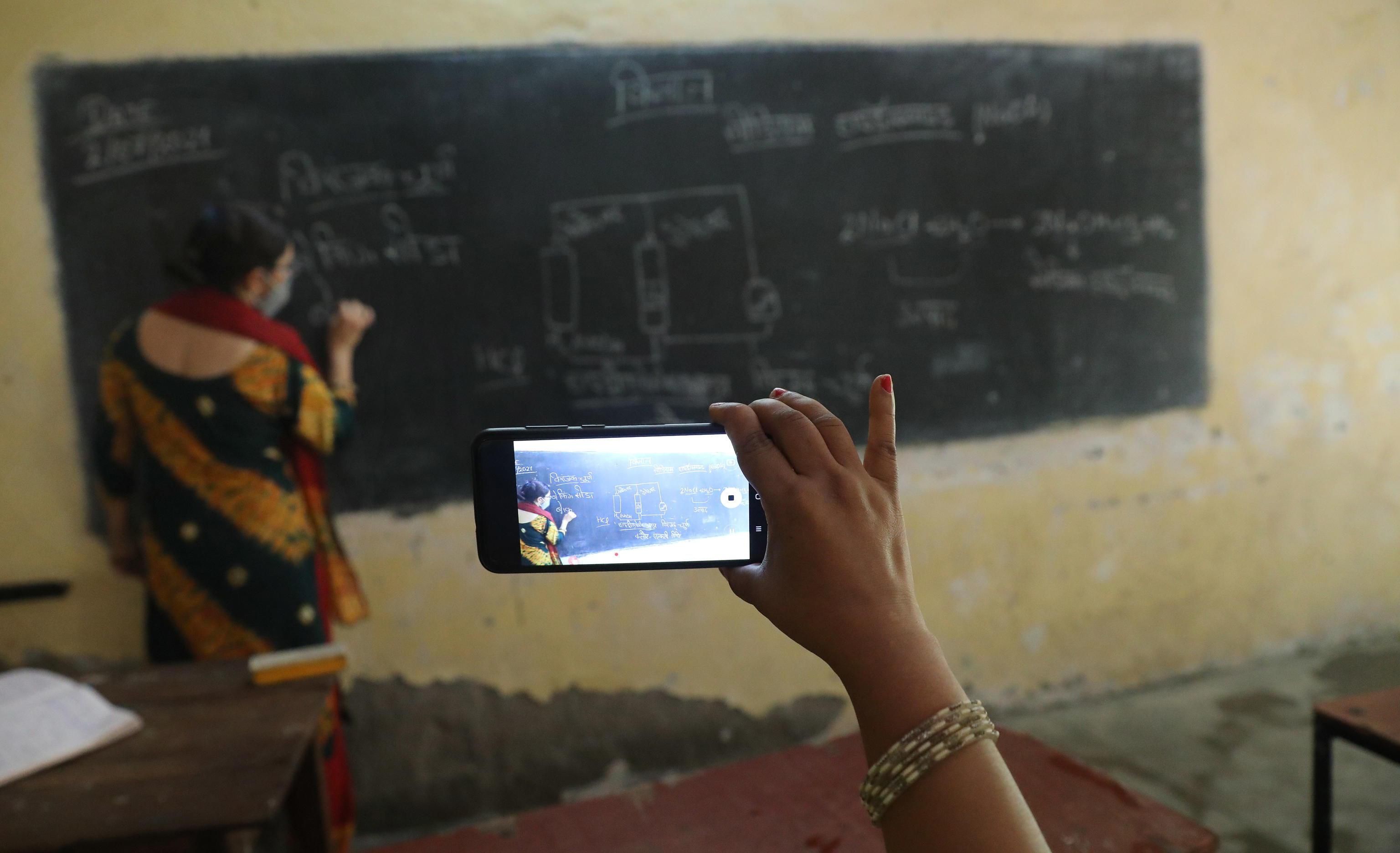 Scatta l’apartheid per alunni e prof