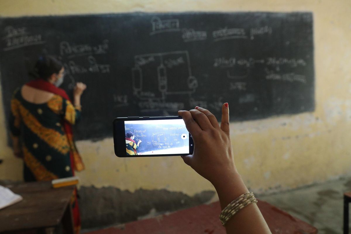 Scatta l’apartheid per alunni e prof