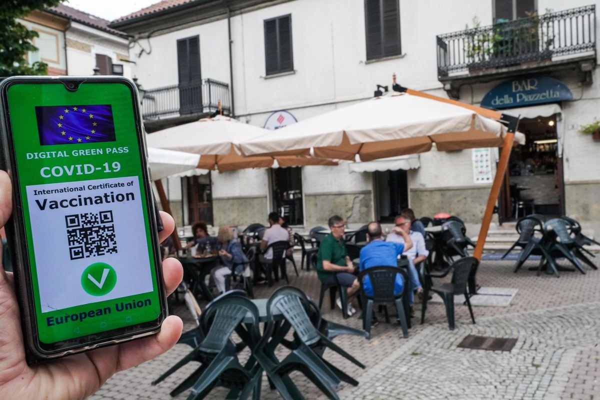 Siamo già prigionieri del green pass