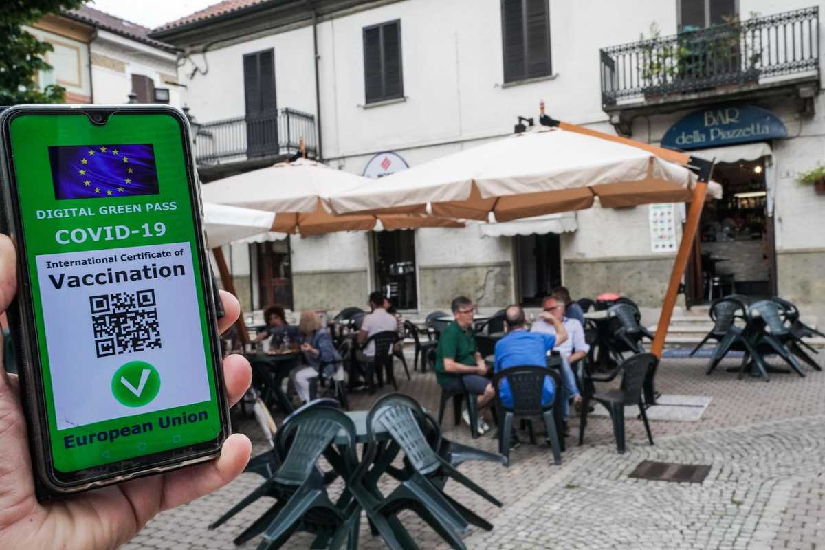 Siamo già prigionieri del green pass