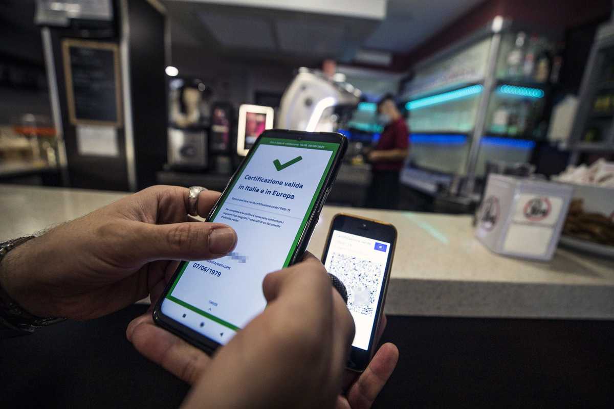 Il governo vara il «dl Incertezza» e butta il pass sul tavolo degli hotel