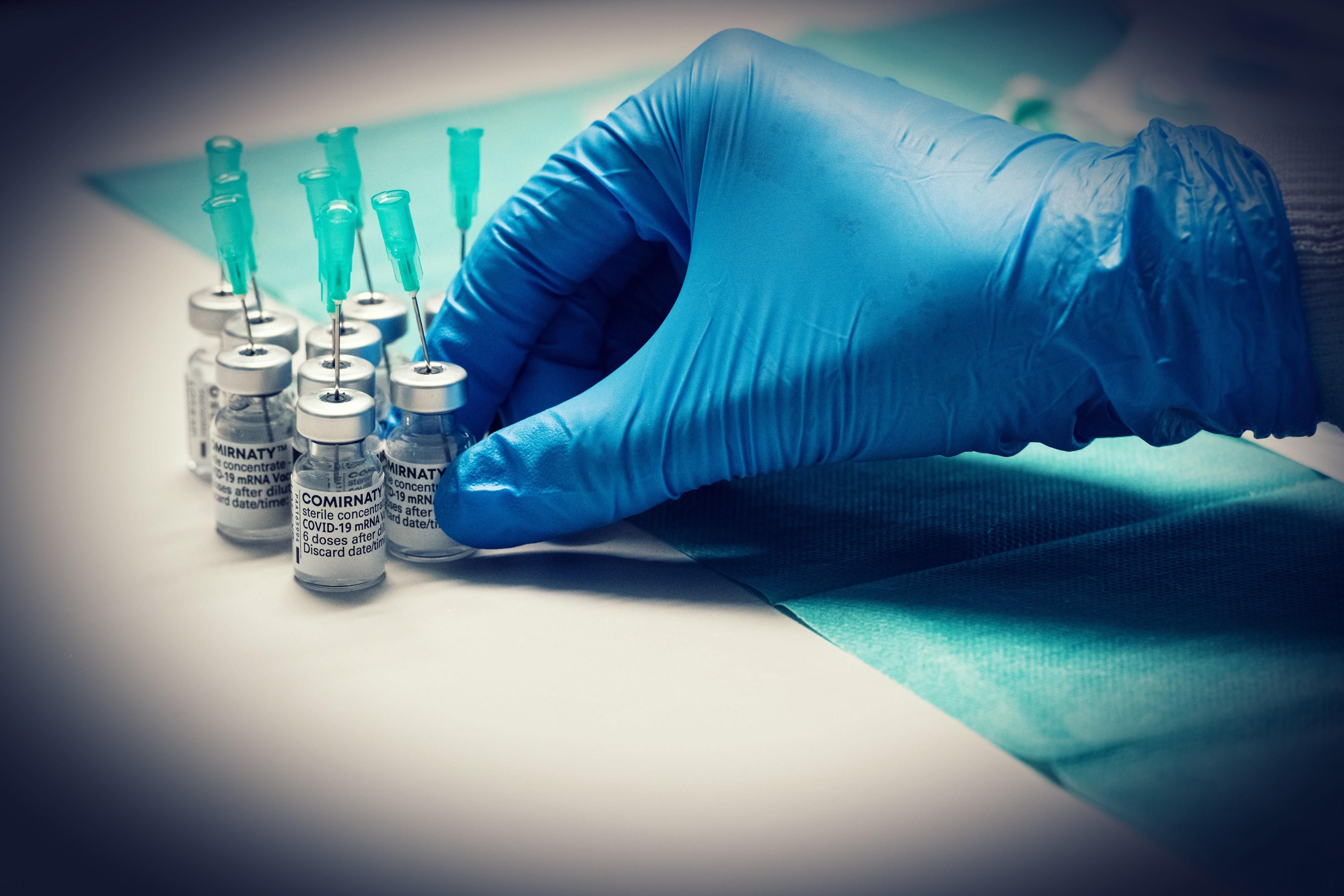 Arriva la minaccia della terza dose