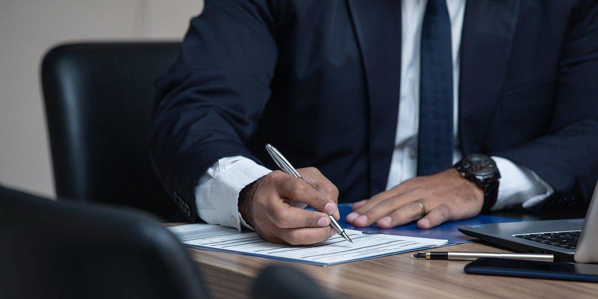 Process Servers Break Down The Strangest Ways They've Ever Served A Subpoena