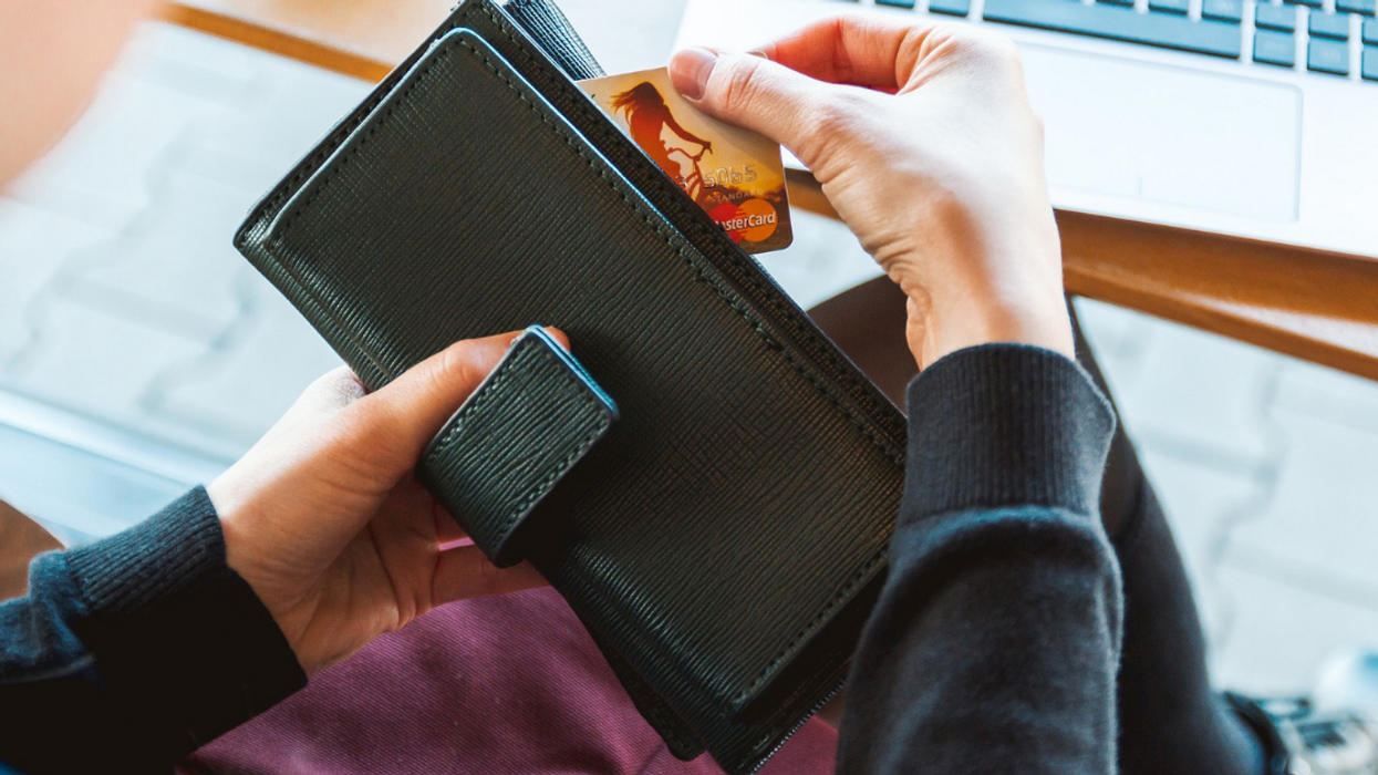 People Share Red Flags That Signify Someone Has Terrible Spending Habits