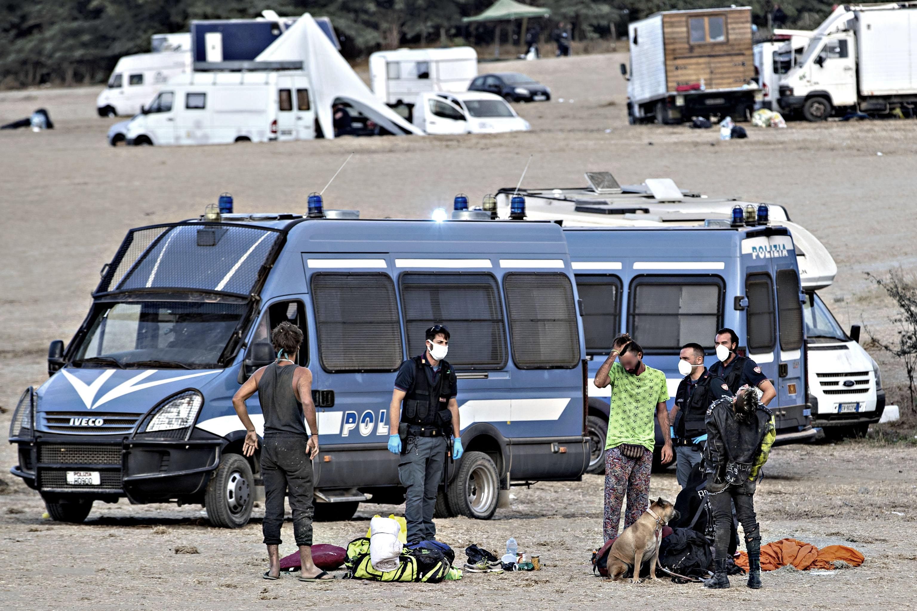 I reduci del rave seminano il caos. In otto vanno al supermercato nudi