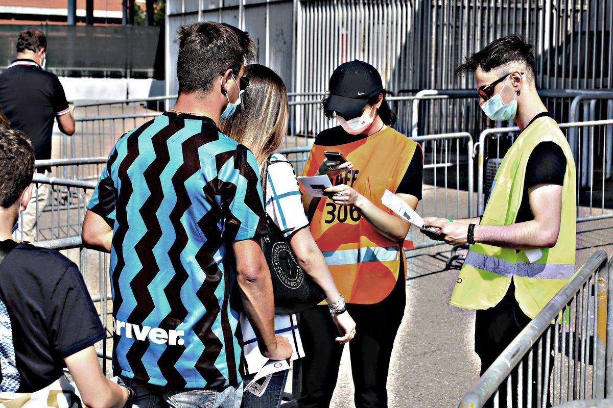 La farsa dei controlli al green pass. In fila ammassati e avanti c’è posto