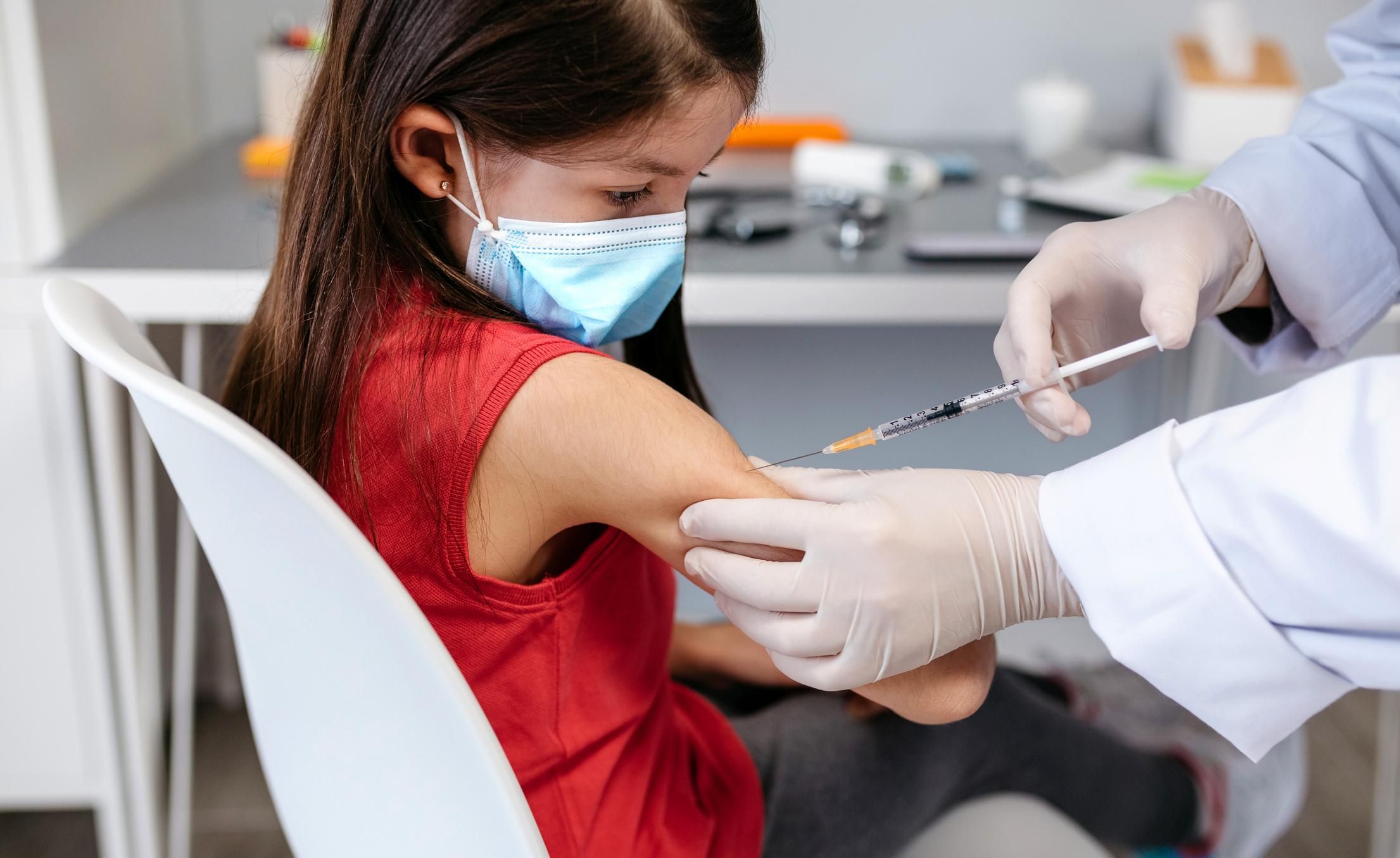 S’aggrappano alla Fda per imporre i vaccini. Ma rimangono i dubbi sui rischi per i minori