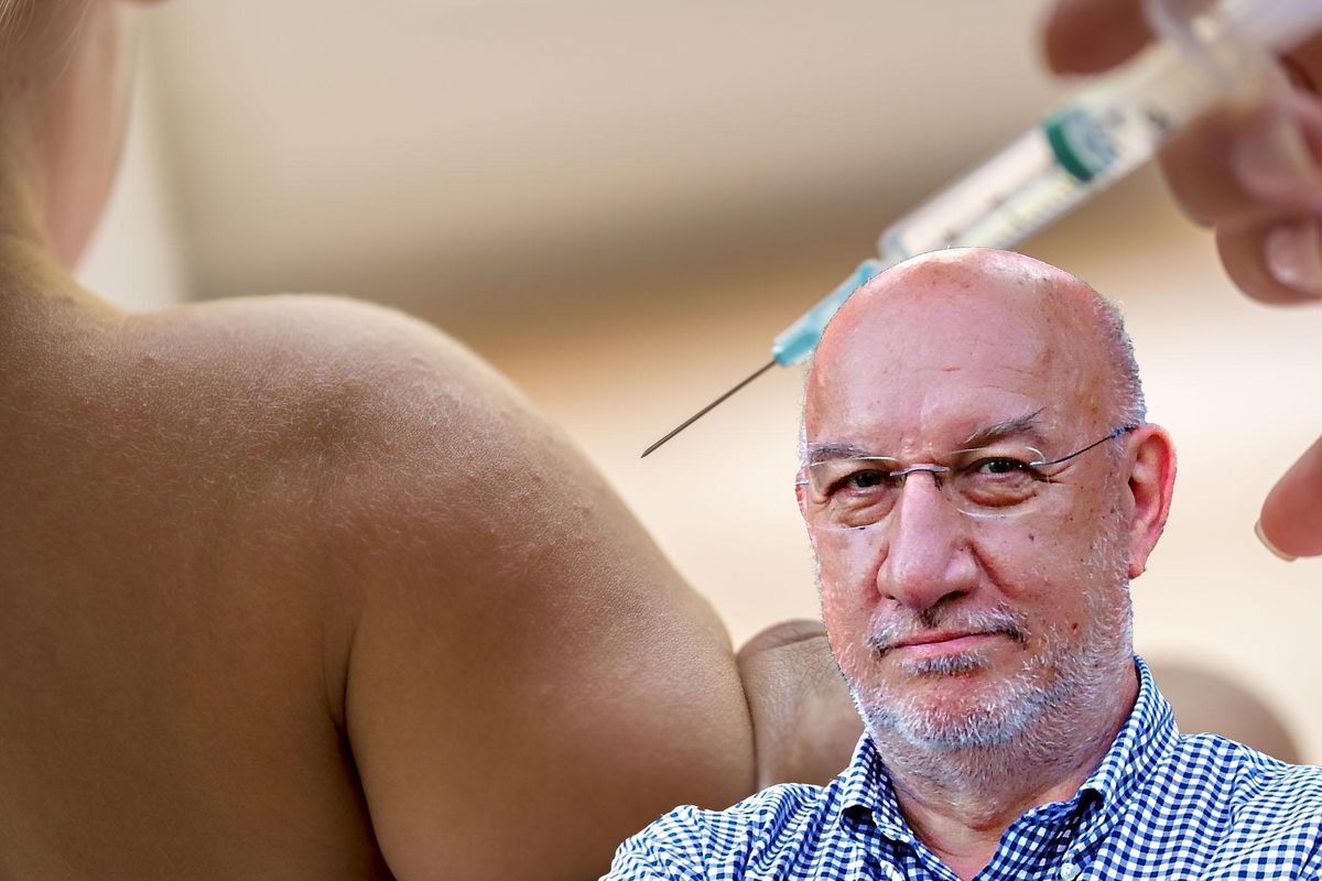 «Vaccino ai giovani: vantaggi minimi, scarsi dati sui rischi»