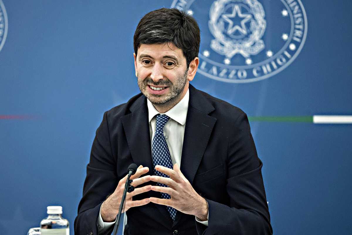 La beffa di Speranza: proroga del pass a 12 mesi per evitare di perdere la faccia