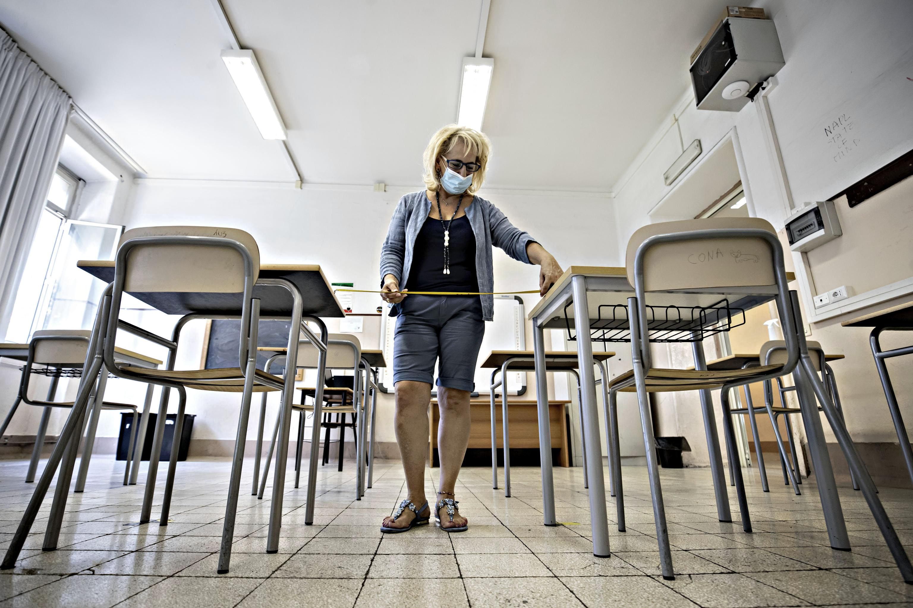 Privacy a rischio e stipendi tagliati. La scuola riaprirà tra caos e scioperi