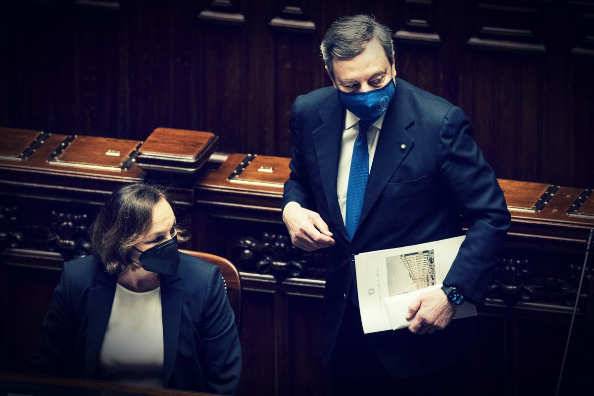 Lamorgese commissariata con una cabina di regia: sgambetto di Draghi al Colle?