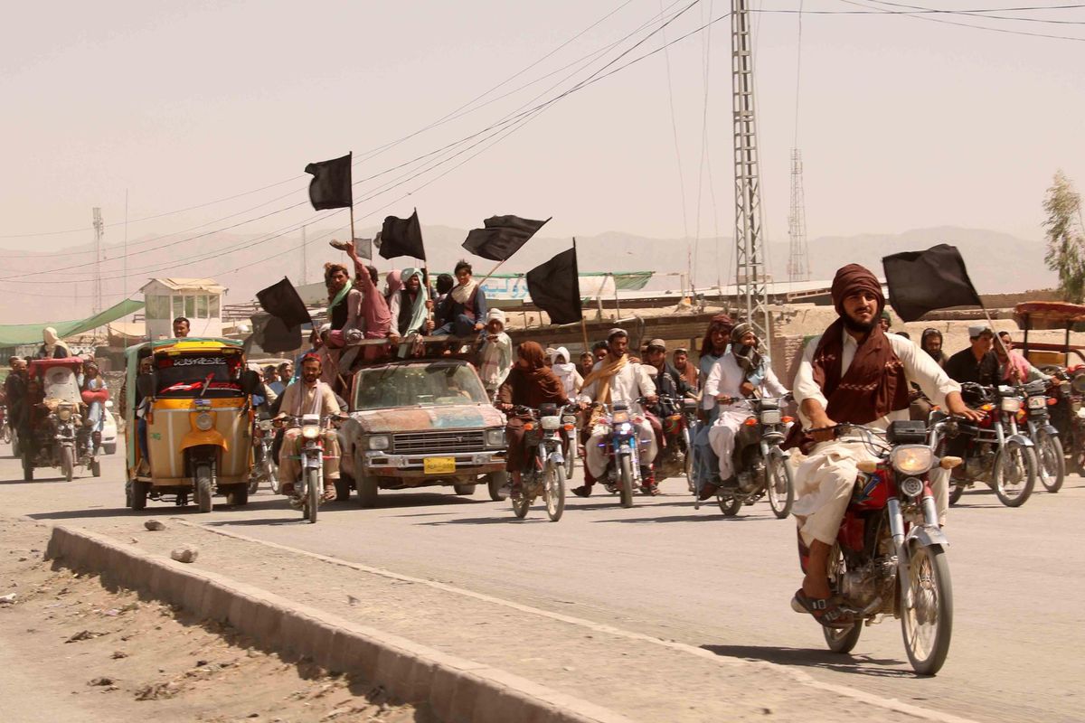 Offensiva talebana: cadute altre 12 città. Kabul ora trema. È allarme profughi