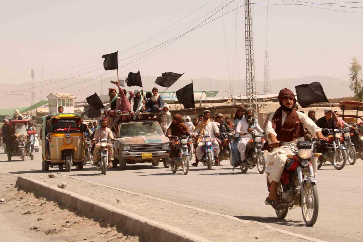 Offensiva talebana: cadute altre 12 città. Kabul ora trema. È allarme profughi