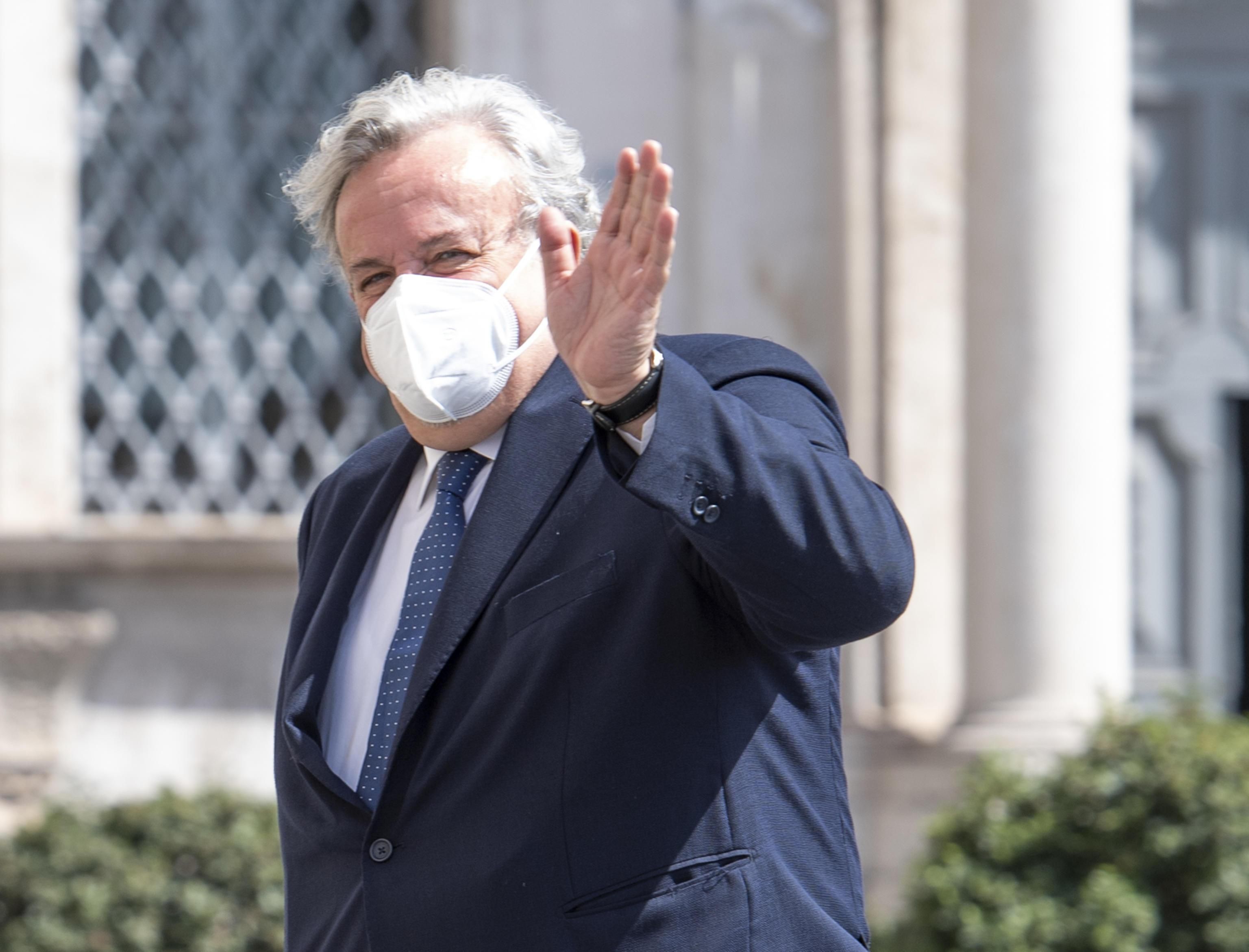 L’ideona in Puglia: «Positivi vaccinati accanto ai negativi»