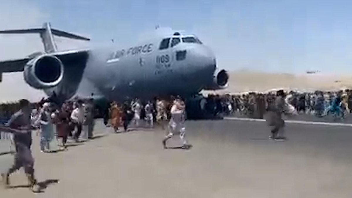 Calca in aeroporto e rappresaglie sui civili. Le immagini del terrore di Kabul