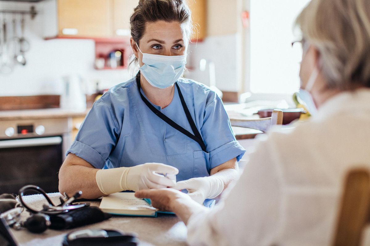 Ecco i primi fondi per le cure a casa. Ma si scordano di aiutare i medici