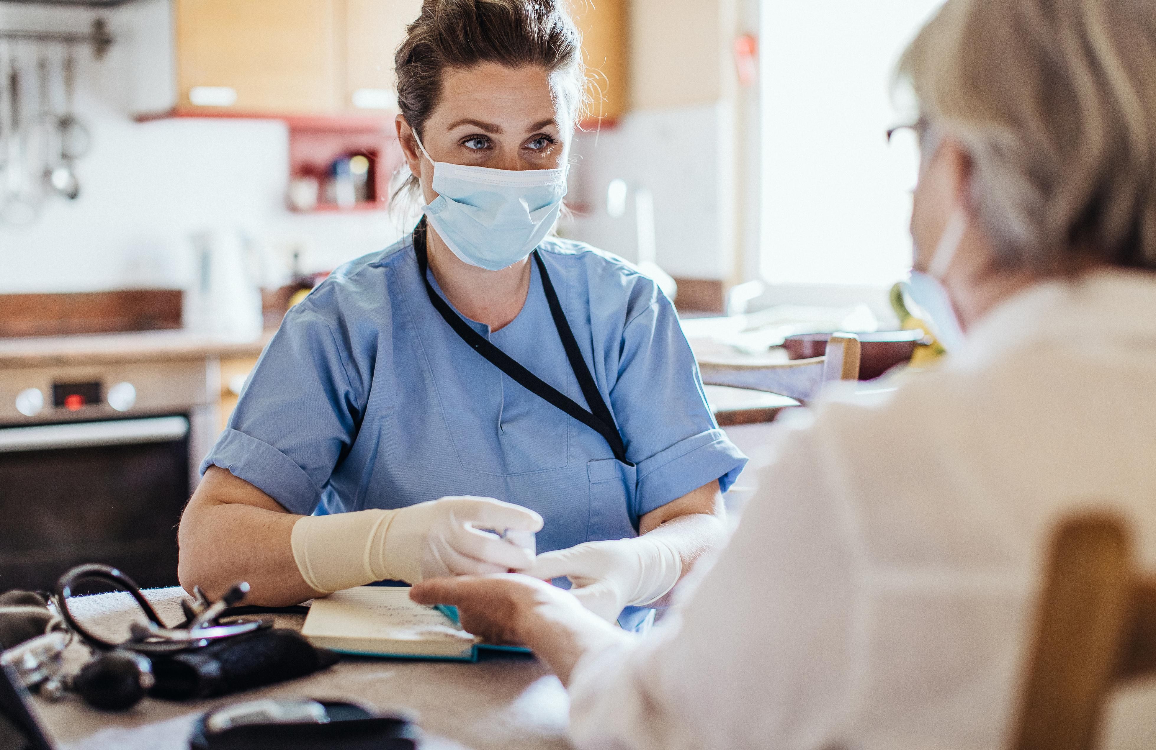 Ecco i primi fondi per le cure a casa. Ma si scordano di aiutare i medici