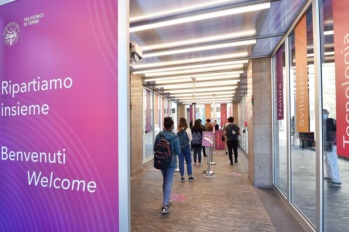 Anche gli universitari in rivolta: appelli e diffide contro il green pass