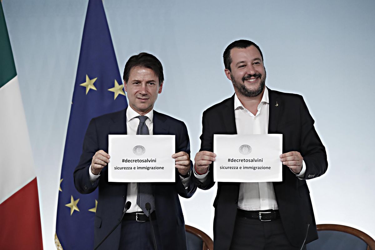 Conte fa un’altra piroetta e spara sui decreti Sicurezza che portano la sua firma