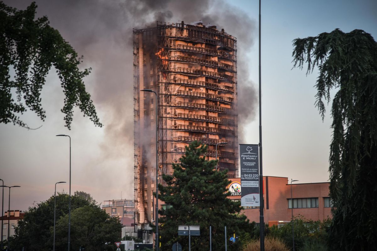 incendio milano torre moro materiali responsabilità