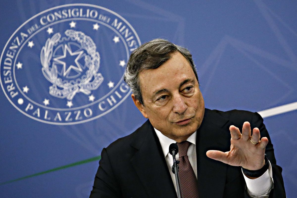 Draghi alza il tiro: «Green pass esteso e poi arriveremo all’obbligo vaccinale»