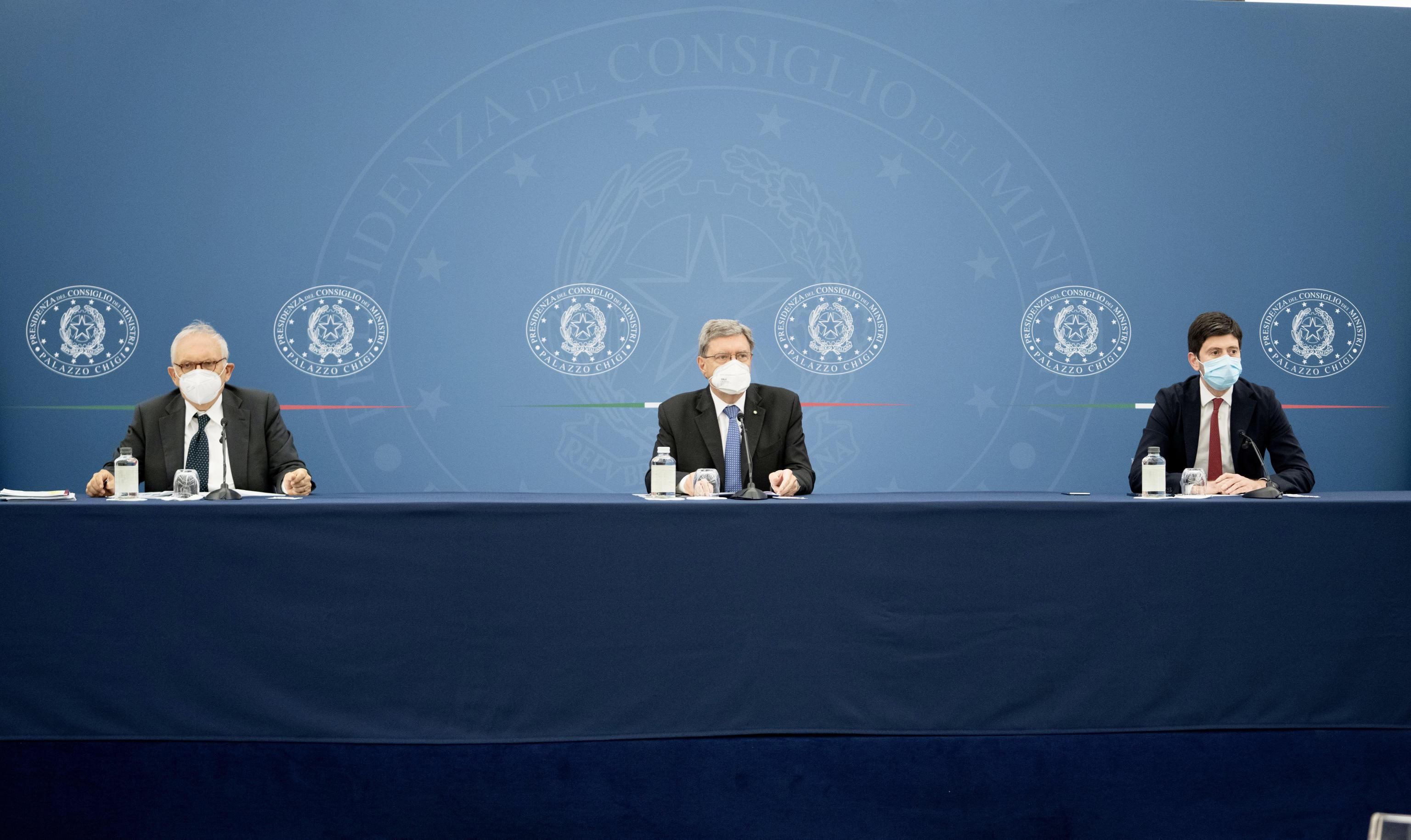 «Addio ai Dpi nelle classi di immuni». Bianchi e Speranza si vantano pure