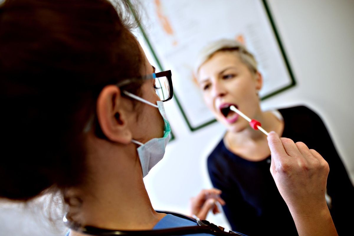 Test salivari: serve l’ok a quelli rapidi per un utilizzo gratuito e di massa