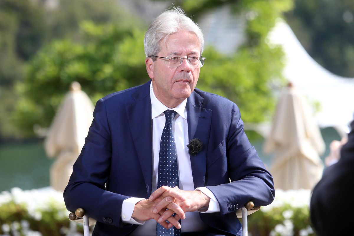 Gentiloni: «Nuove regole sul debito». Ma è costretto a rimangiarsi tutto