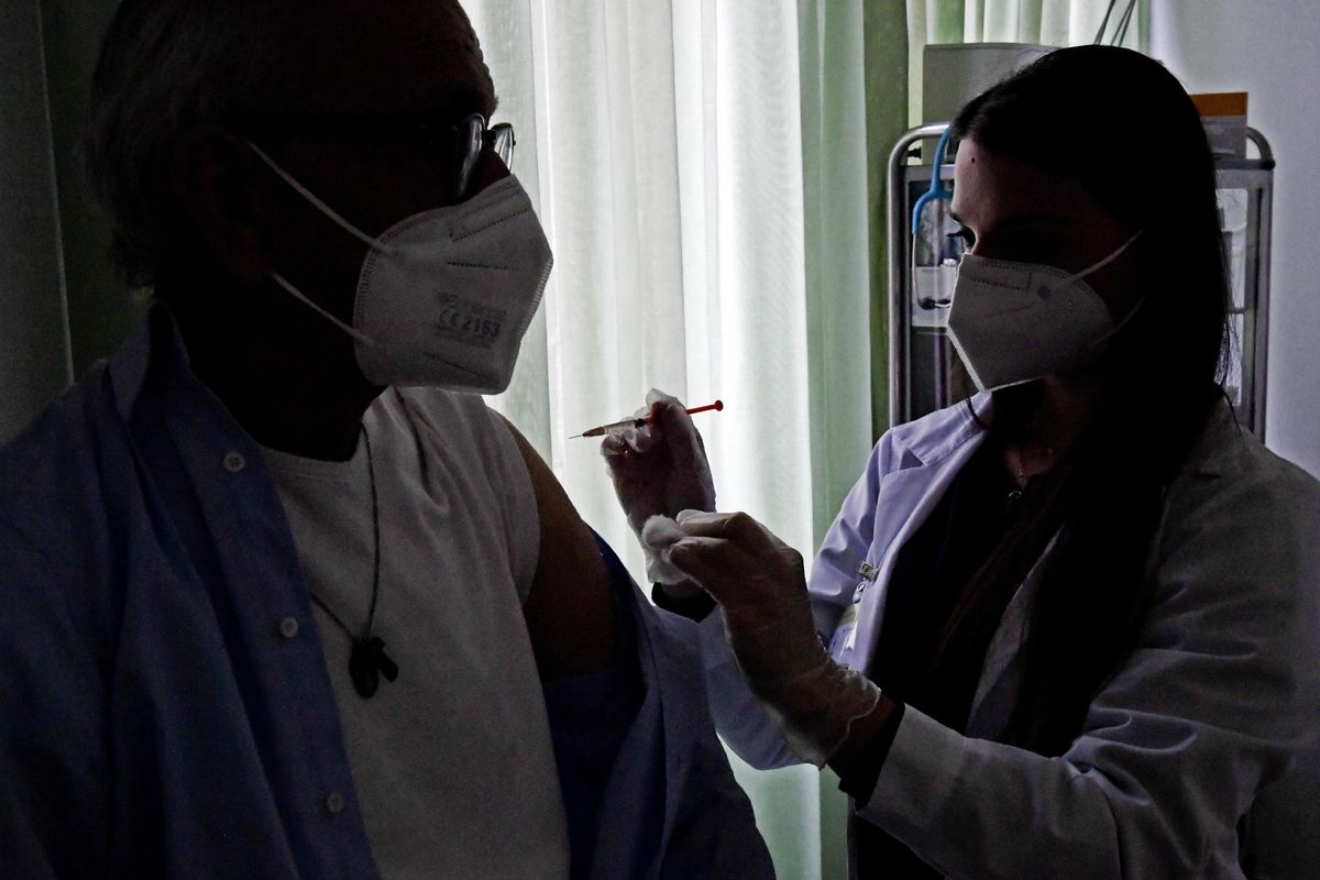 I governi forzano sui vaccini anche se la scienza ha dubbi