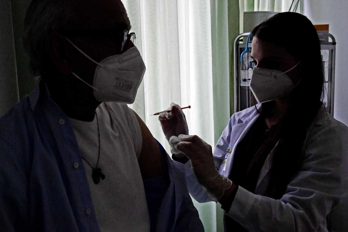 I governi forzano sui vaccini anche se la scienza ha dubbi