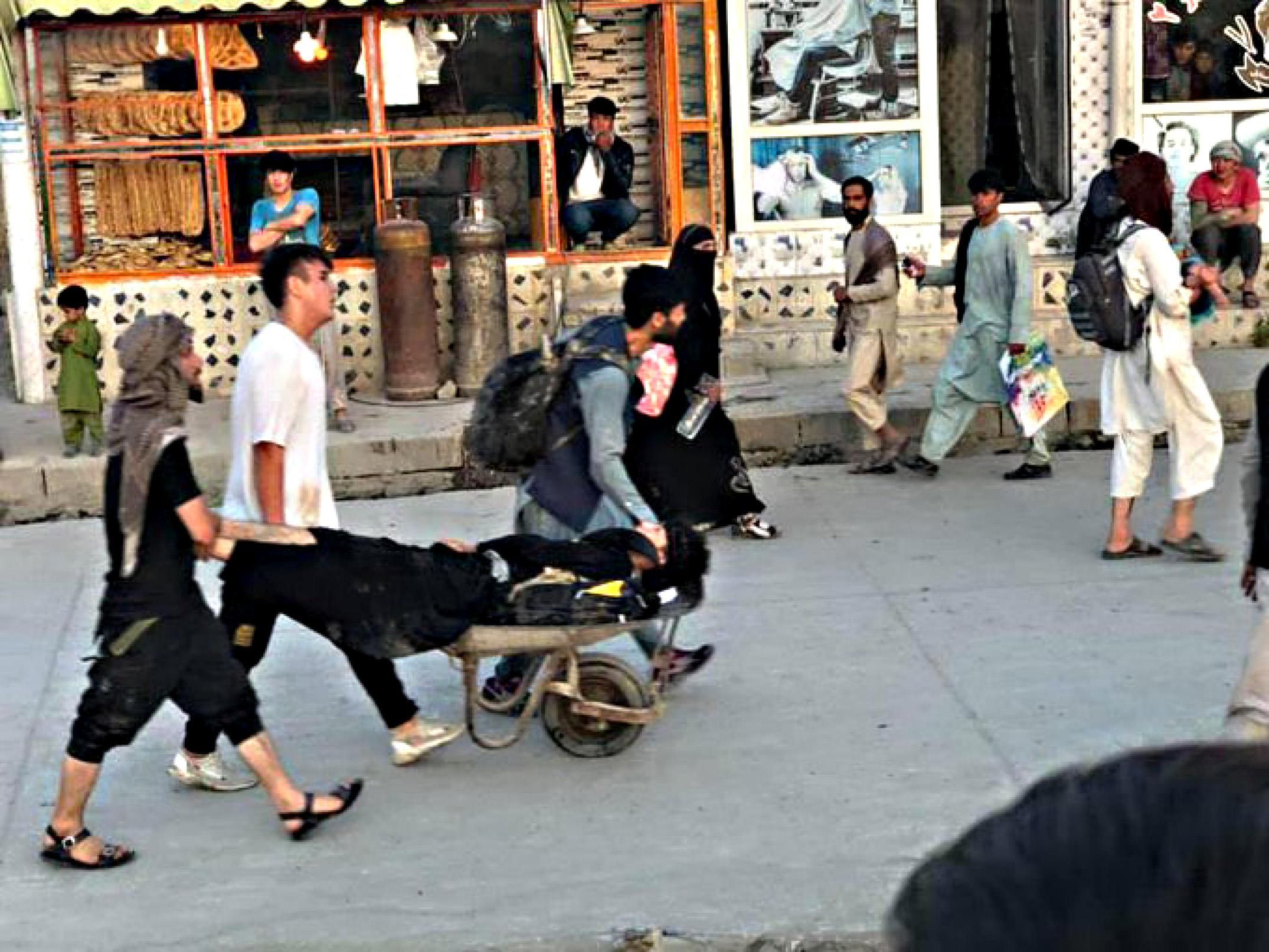 Strage annunciata all’aeroporto. Attacco suicida con quasi 100 morti