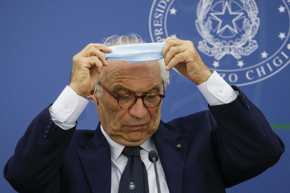 A Londra si rimangiano il green pass. Noi tutti  in coda per entrare in classe