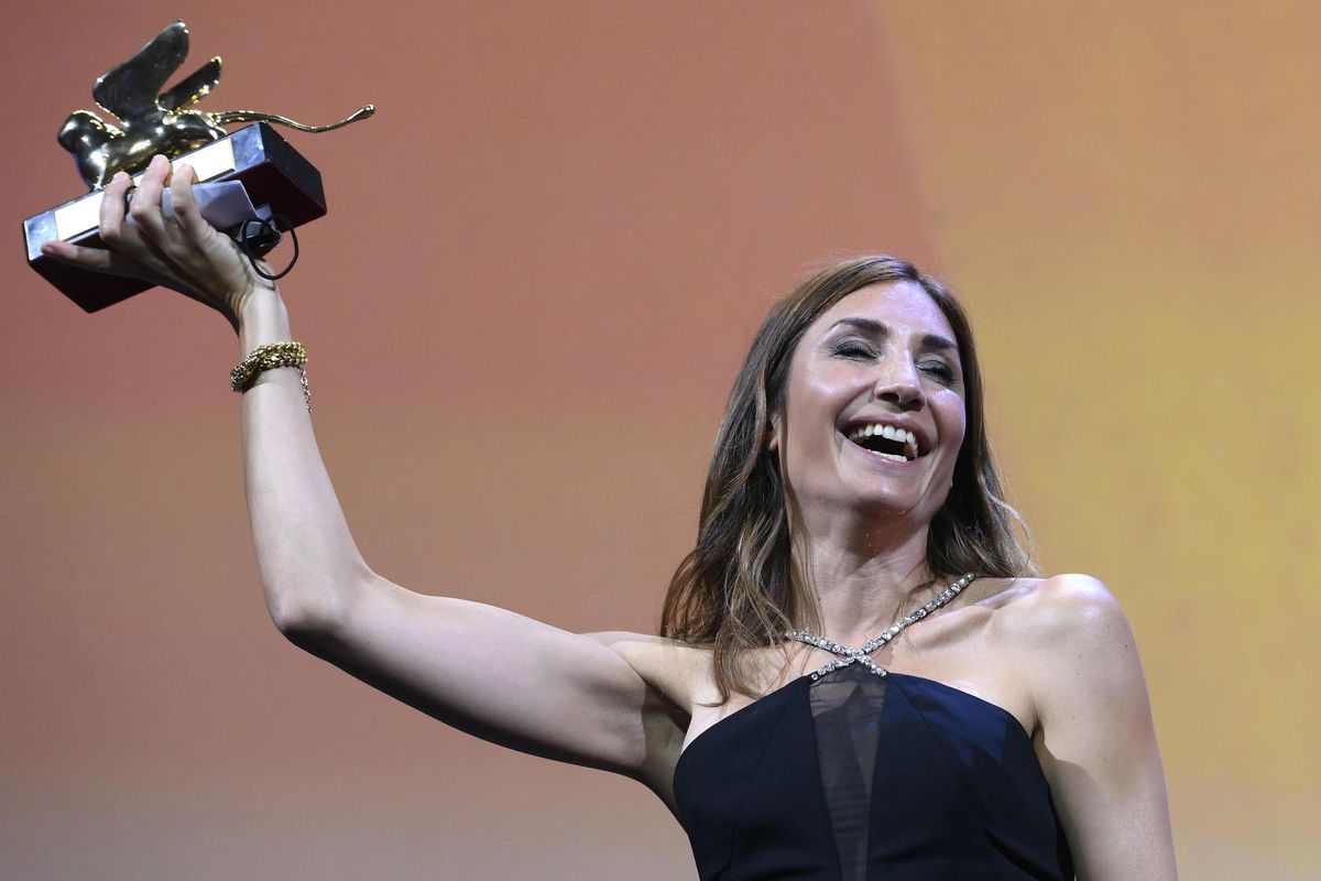 Gli artisti s’inchinano all’aborto facile in cambio della fama