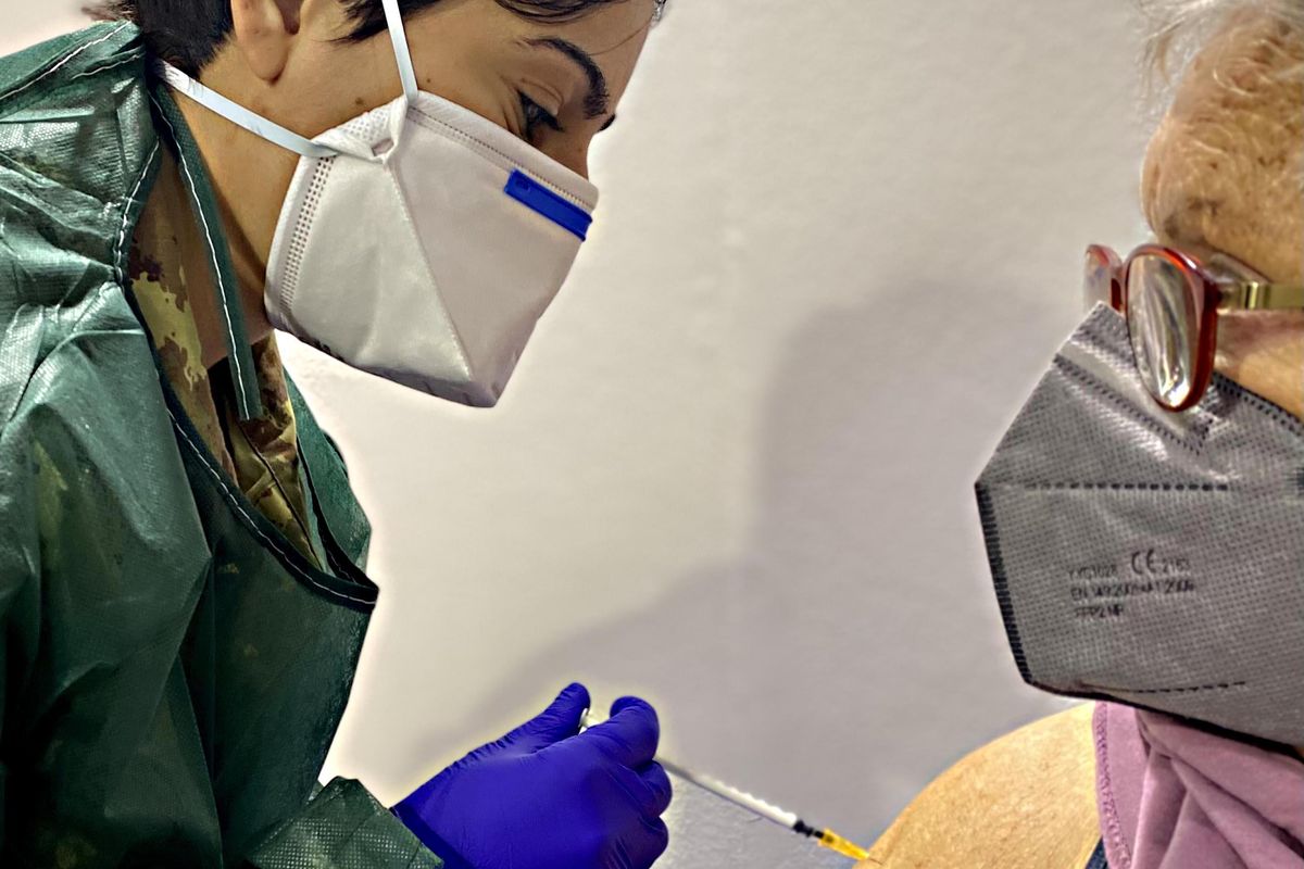 Speranza cincischia sulla terza dose. Ci pensa Figliuolo a coprire Zinga