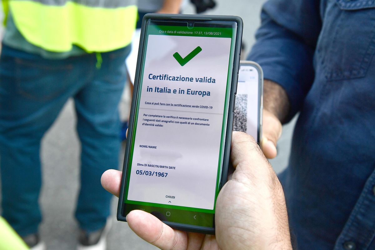 Guariti, anziani, espatriati nel limbo del pass