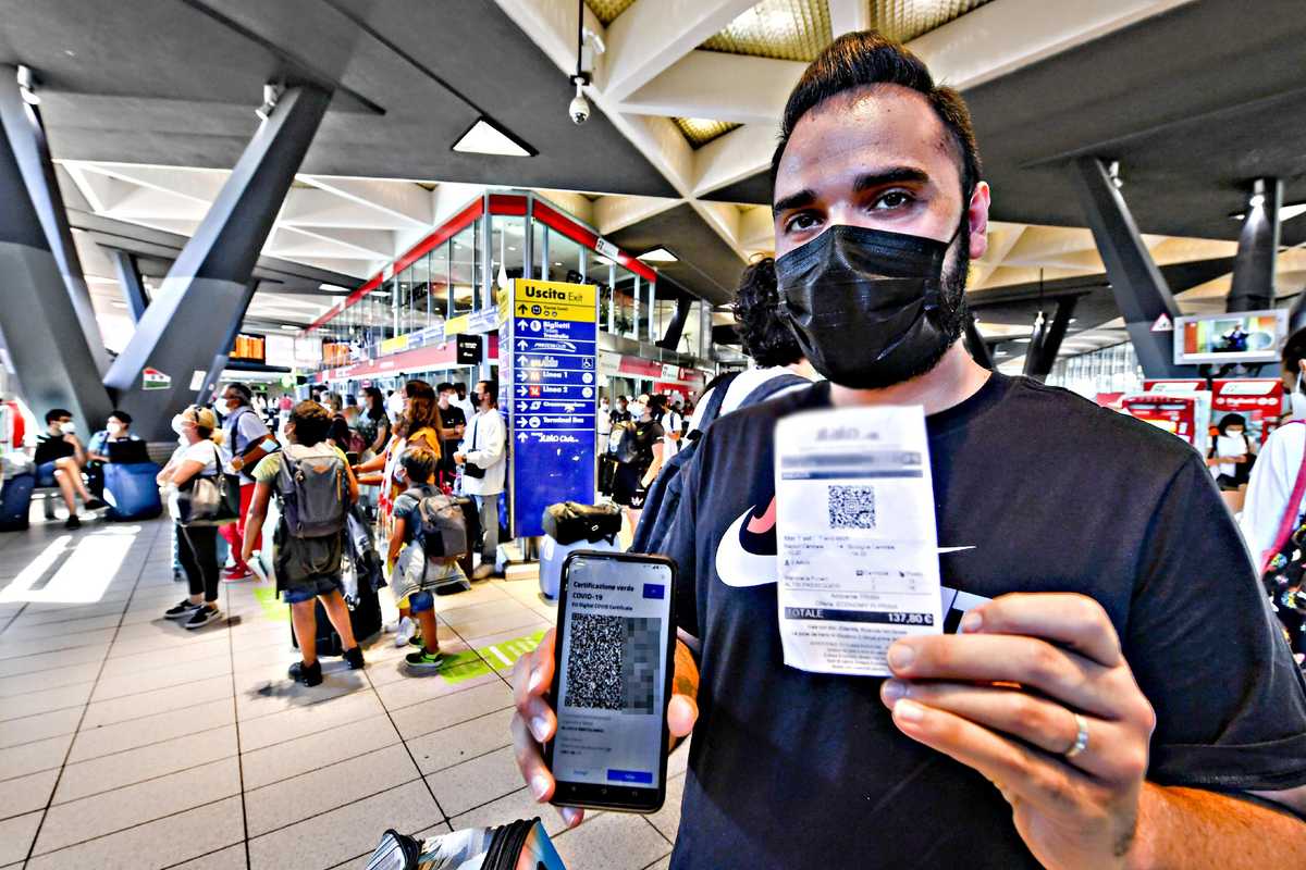 Intanto ci rifilano un'altra dose di green pass