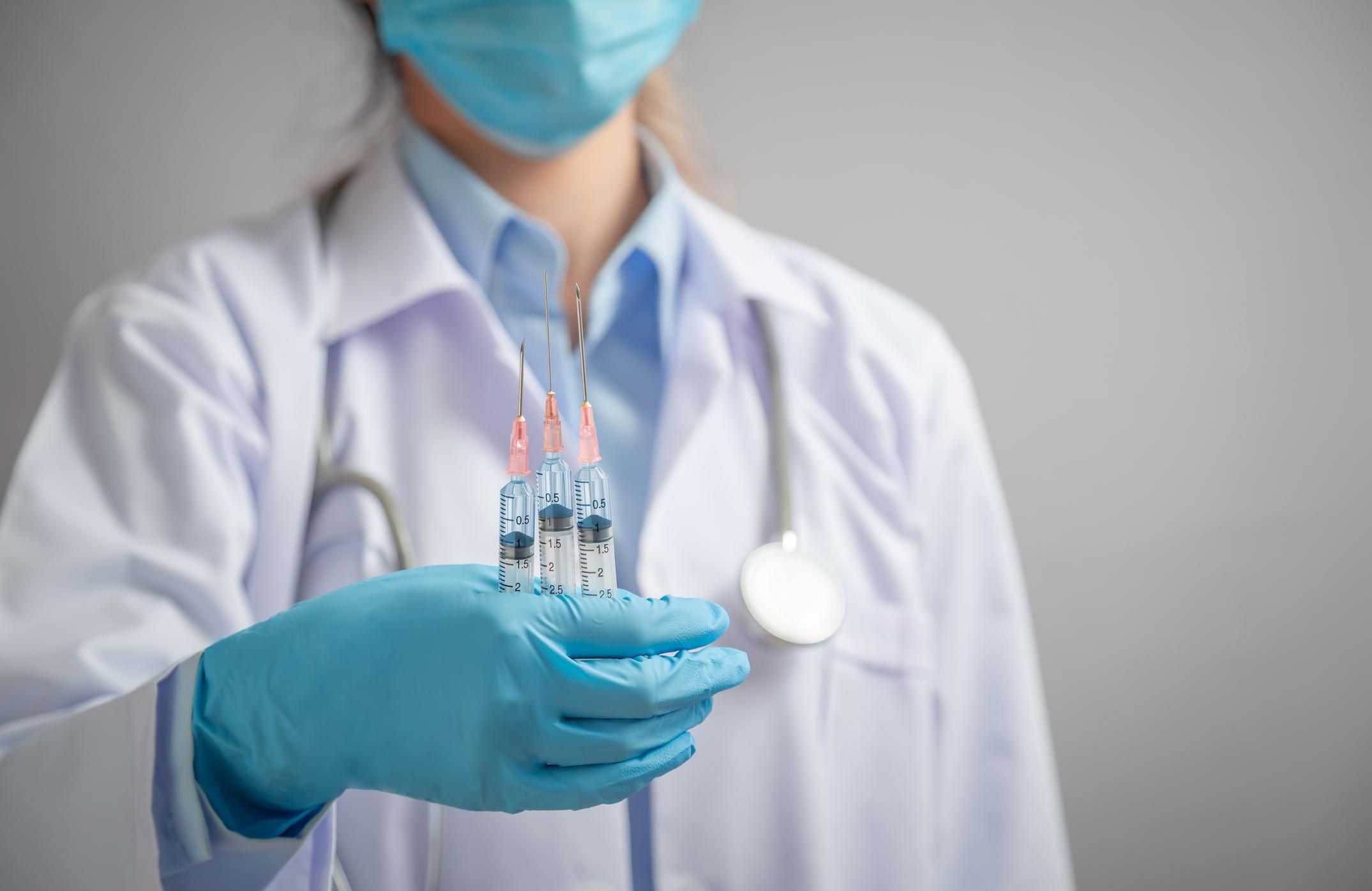 Per gli esperti la terza dose è inutile. Ma la politica spinge per rifilarcela