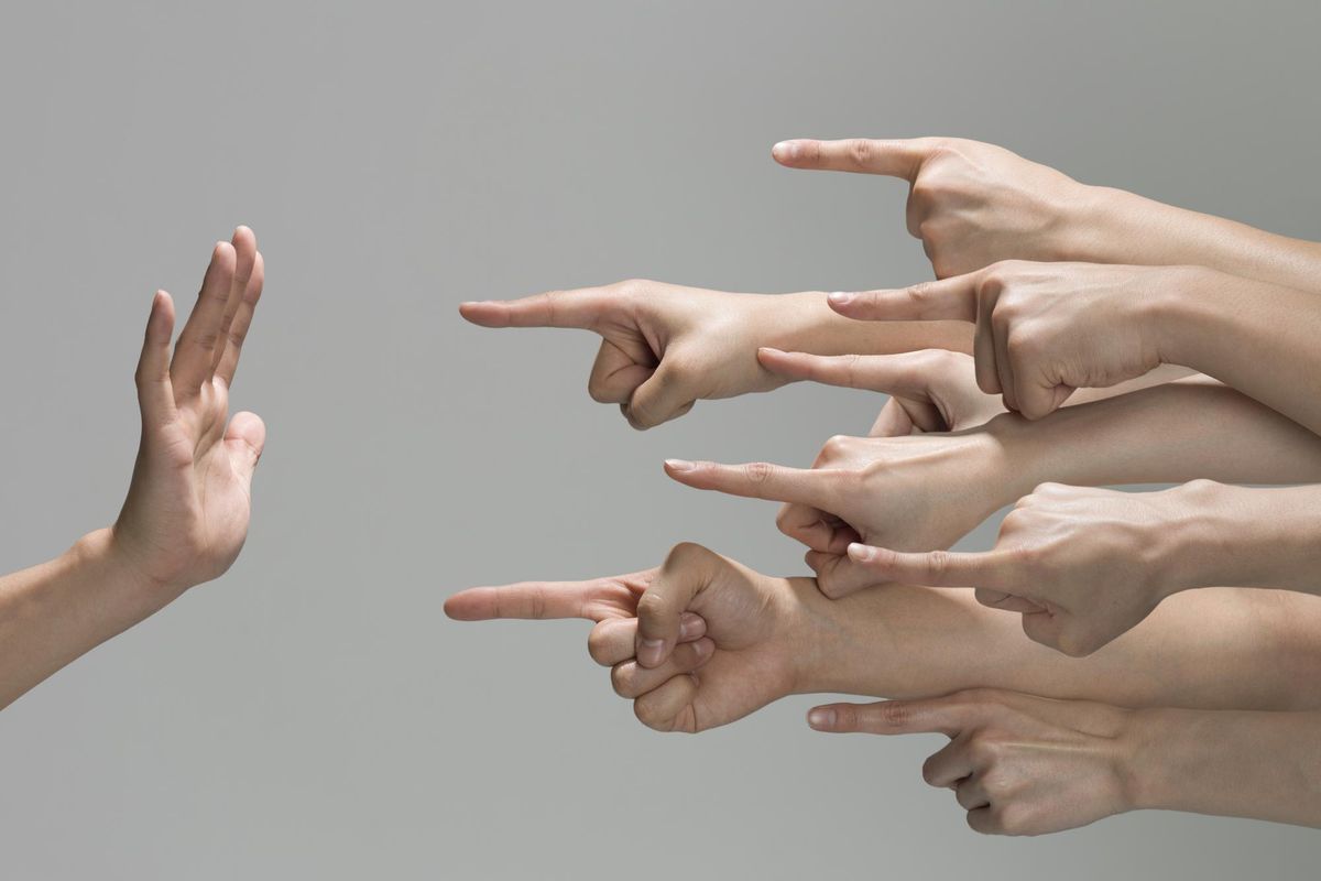 Ti discriminano, ma solo un pochino. Chi non gradisce si prepari al peggio