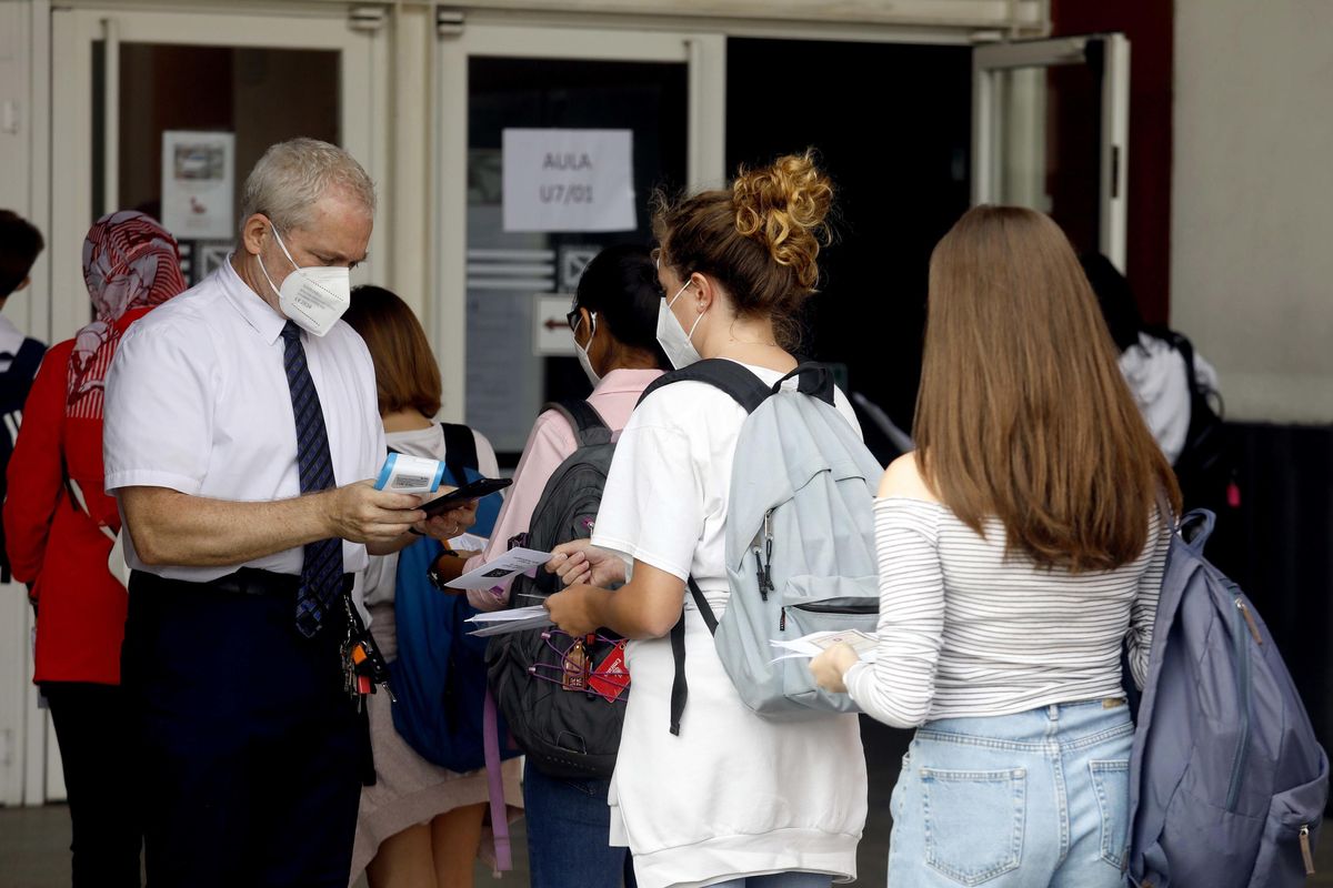 Scuola, il pass anche per i genitori