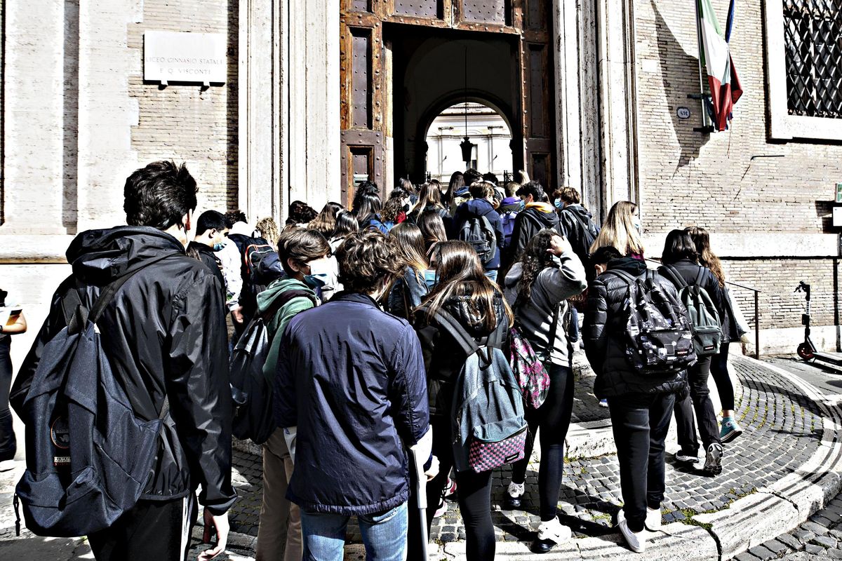 L’obbligo d’ingresso a scuola con la card scatena la protesta di presidi e genitori