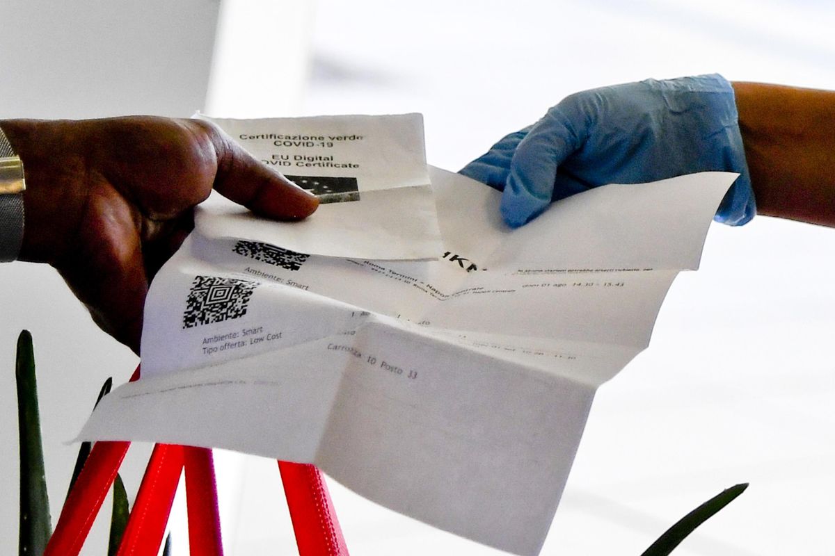 Bomba green pass su scuole e famiglie